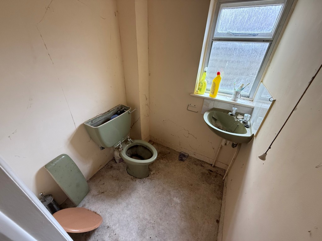 Lot: 136 - FOUR-BEDROOM DETACHED HOUSE FOR REPAIR AND MODERNISATION - W.C with toilet and hand basin and window